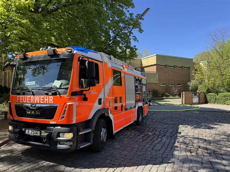 Löschfahrzeug vor dem Brandobjekt