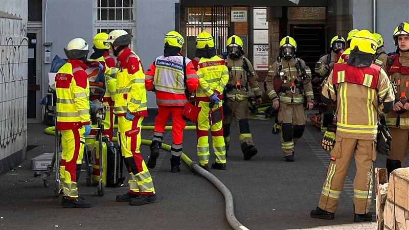 Einsatzkräfte vor dem Brandobjekt