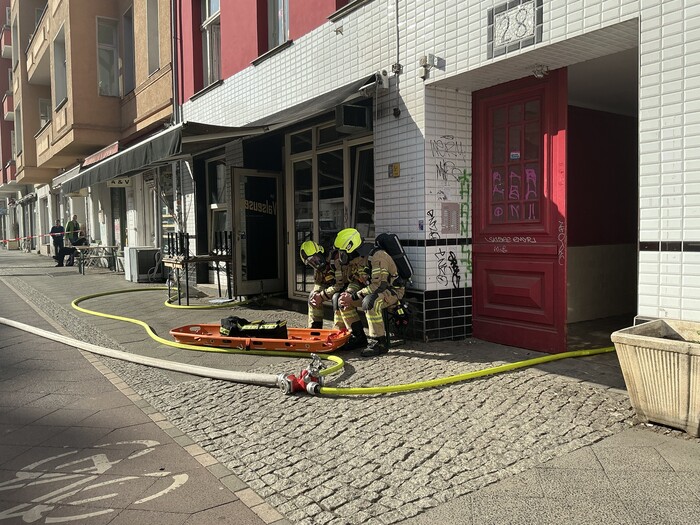 Atemschutznotfalltrupp in Bereitstellung in Prenzlauer Berg