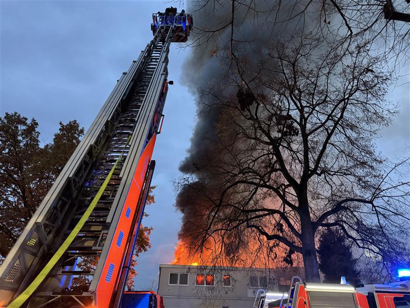 Brandbekämpfung auf der Gebäudevorderseite über Drehleiter Brandbekämpfung auf der Gebäudevorderseite über Drehleiter