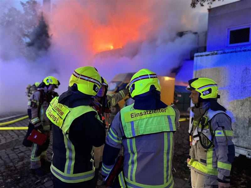 Führungskräfte bei der Lagebesprechung Führungskräfte bei der Lagebesprechung