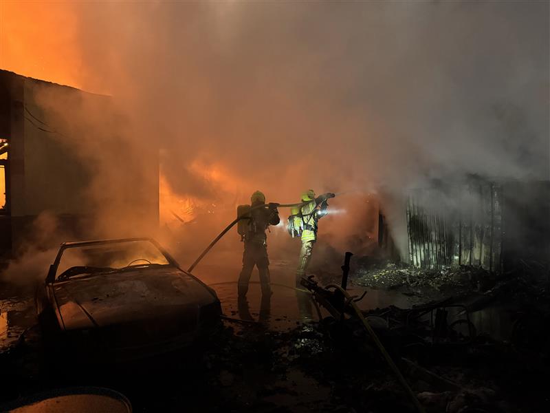 Brandbekämpfung auf der Gebäuderückseite Brandbekämpfung auf der Gebäuderückseite
