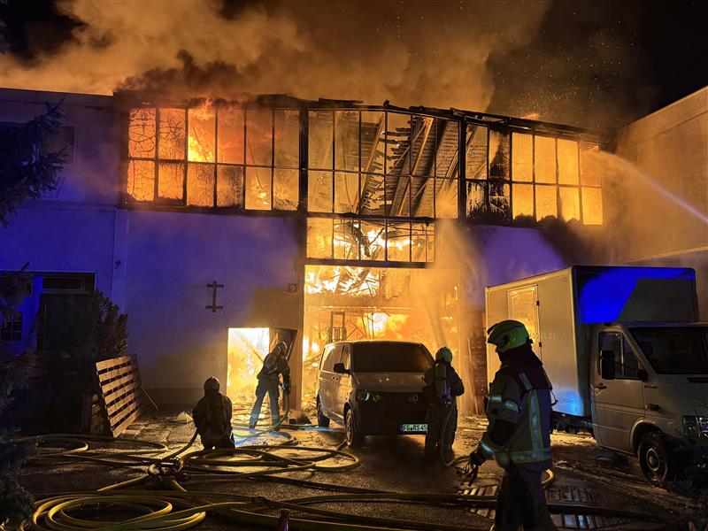 Lagerhalle im Vollbrand Lagerhalle im Vollbrand