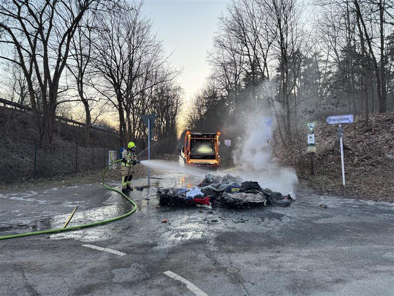 Brennender Sperrmüll im Kreuzungsbereich