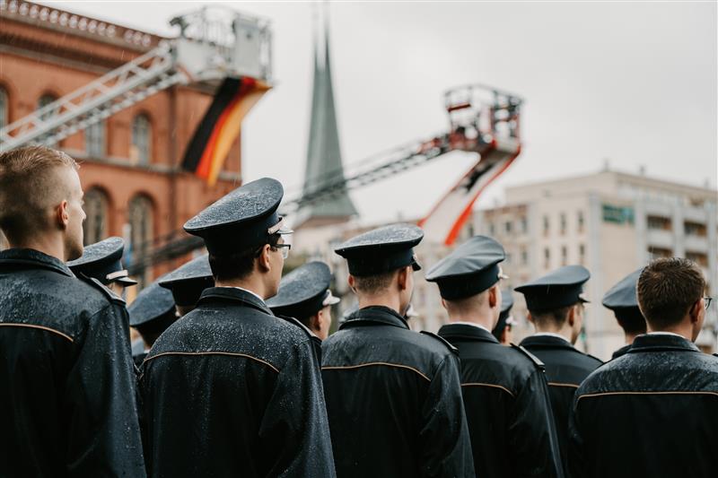 Feuerwehranwärterinnen und Feuerwehranwärter während der Zentralen Willkommensveranstaltung
