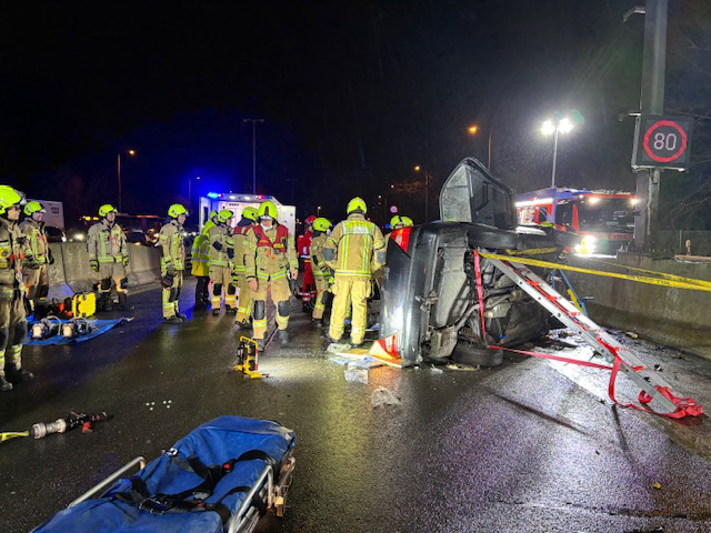 Rettungsmaßnahmen am verunfallten Pkw